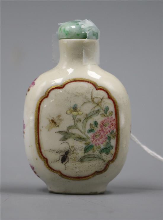 A Chinese porcelain scent bottle